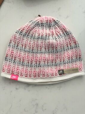 NWT Nike women's reversible knit beanie (Style 284740-590 - OS)